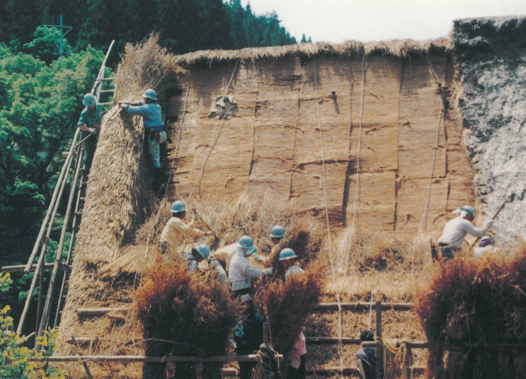 五箇山の屋根葺きの様子