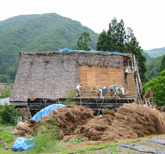 片屋根を分割して葺く五箇山の写真