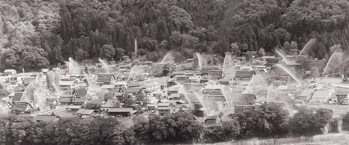 昭和56年荻町集落放水銃整備完了後一回目の放水の写真