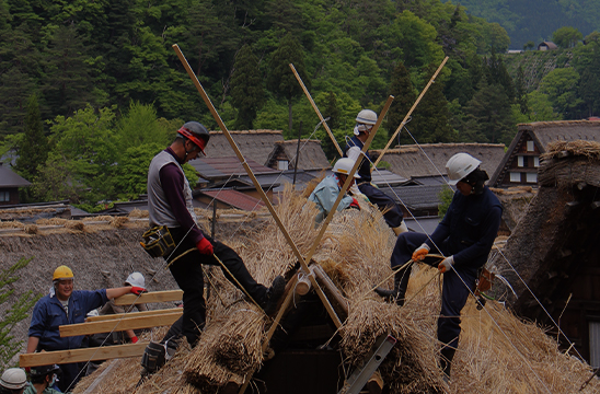 屋根を葺く人様子