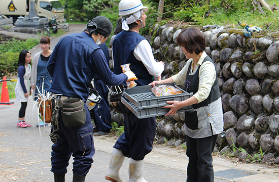 おもてなしの世話をする人の写真