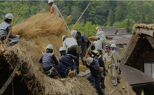 屋根葺きをしている様子