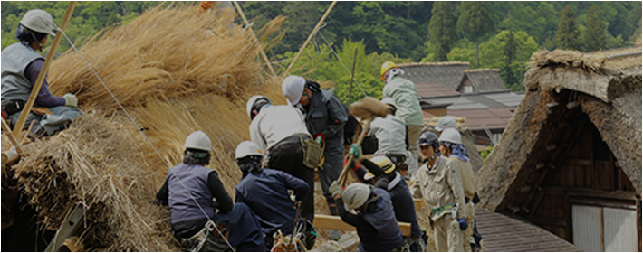 屋根葺きをしている様子